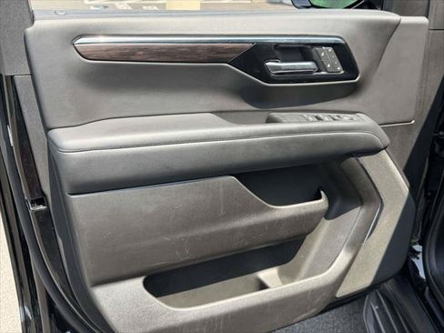 Used 2025 Chevrolet Suburban LT AWD/4WD image 18