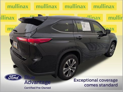 Used 2022 Toyota Highlander XLE AWD/4WD image 4