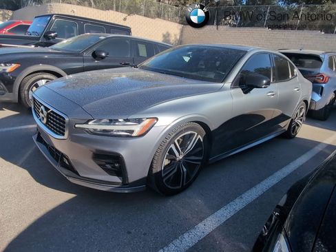 Used 2020 Volvo S60 T5 R-Design image 1