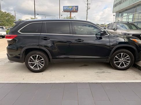Used 2019 Toyota Highlander XLE FWD image 3