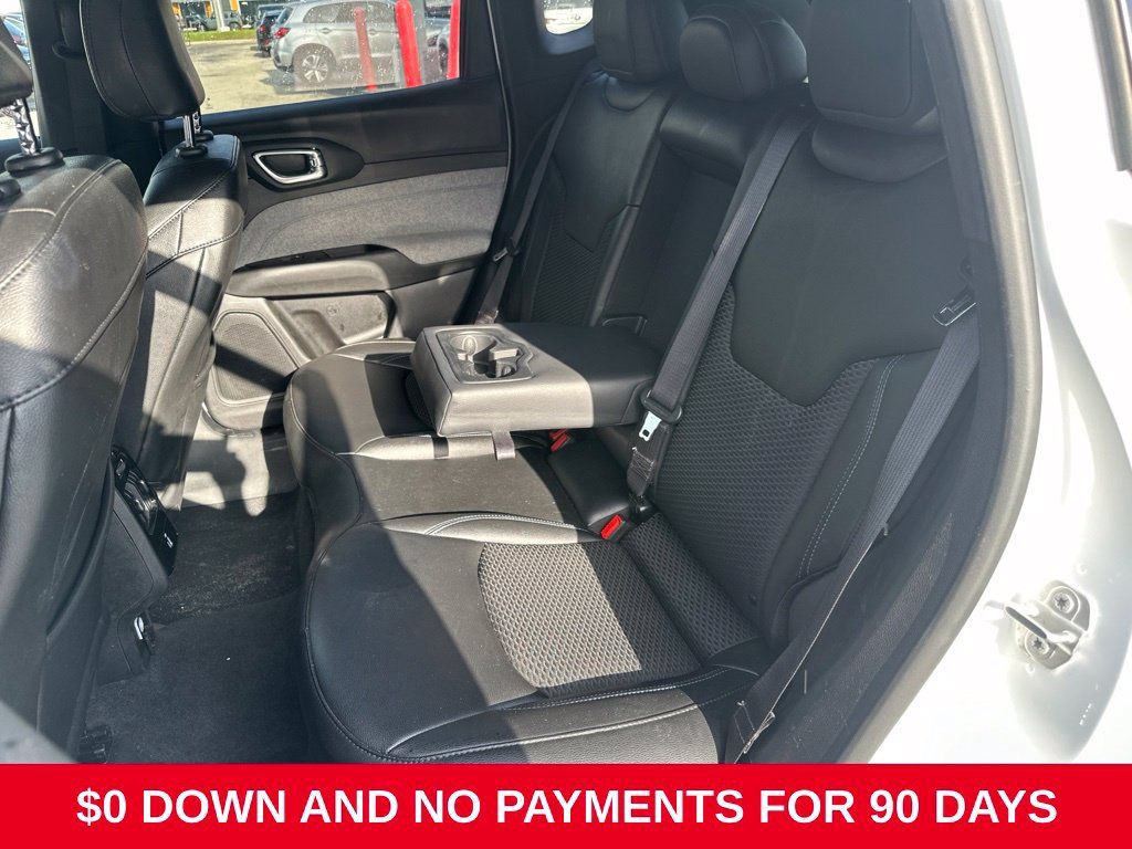 Used 2025 Jeep Compass Latitude w/ Sun & Sound Group AWD/4WD image 5
