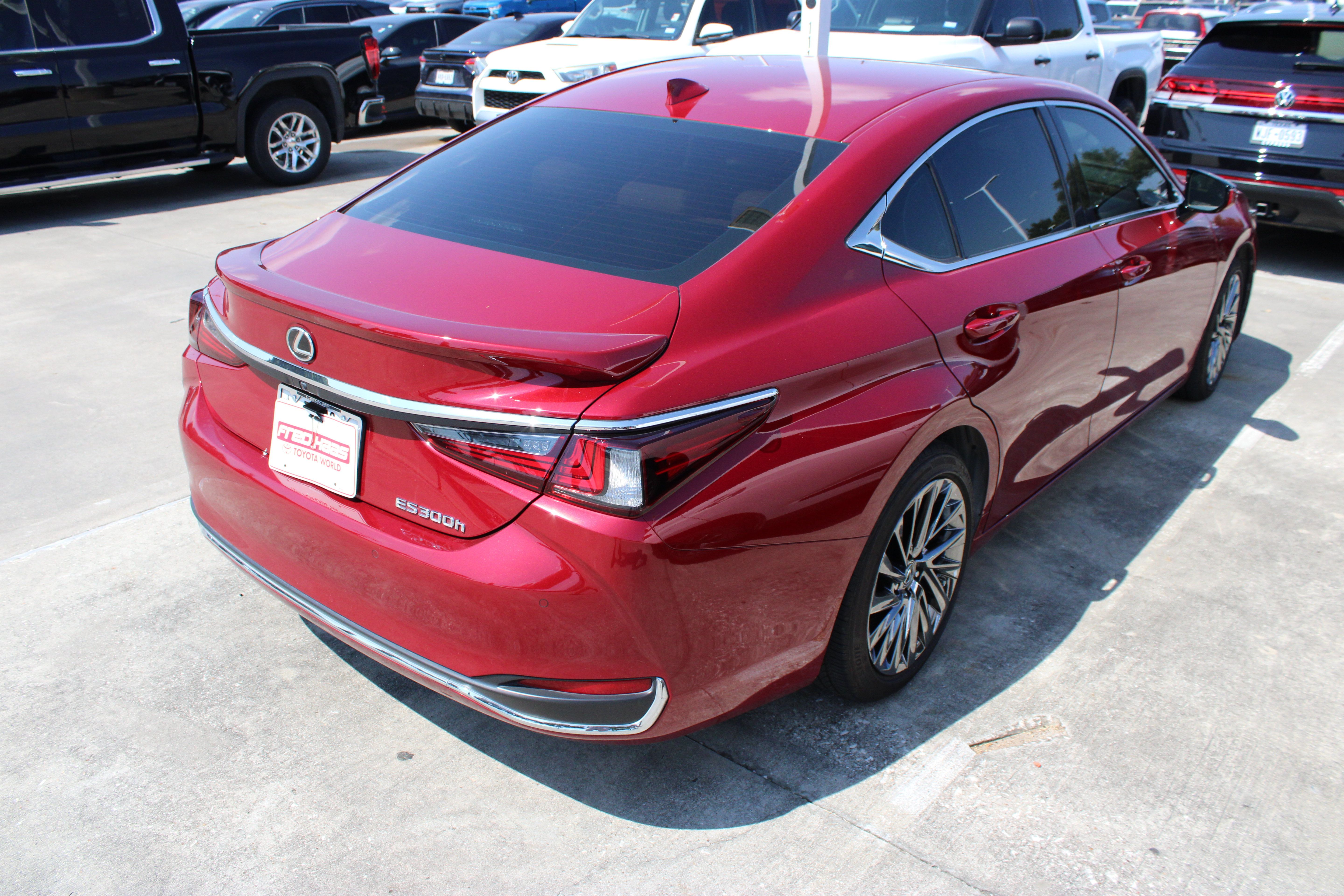 Used 2025 Lexus ES 300h Ultra Luxury w/ Accessory Package (Z2) FWD image 9