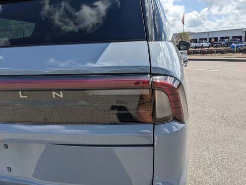 Used 2025 Lincoln Navigator L Reserve image 11