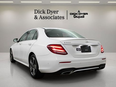 Used 2017 Mercedes-Benz E 300 4MATIC image 5