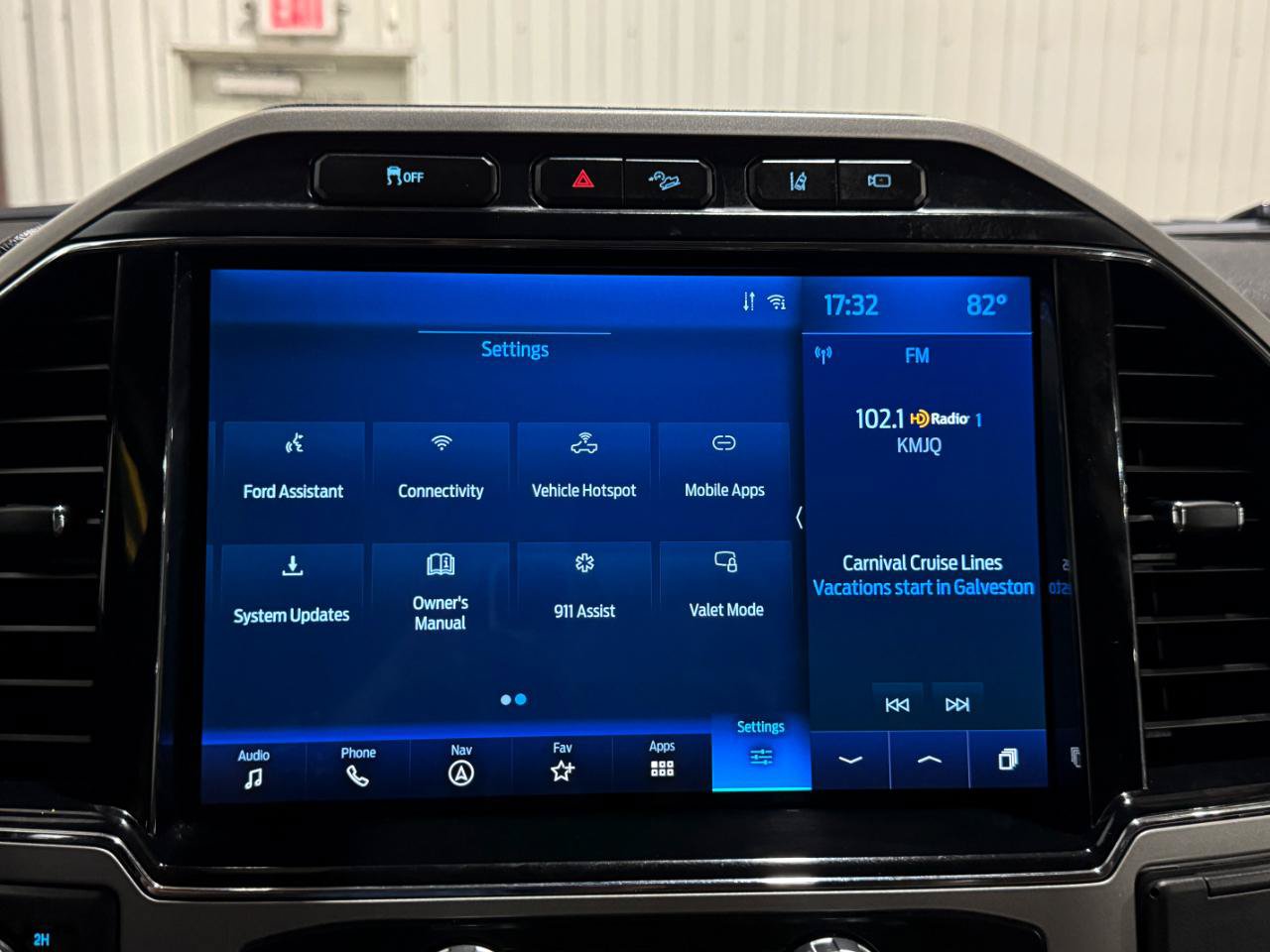Used 2022 Ford F350 Lariat w/ Lariat Ultimate Package AWD/4WD image 39
