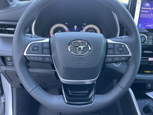 New 2025 Toyota Highlander XSE image 6