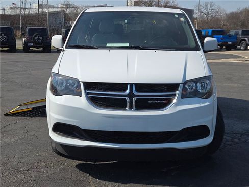 Used 2016 Dodge Grand Caravan SE FWD image 3