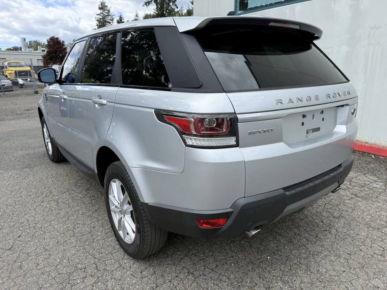 Used 2016 Land Rover Range Rover Sport SE AWD/4WD image 3