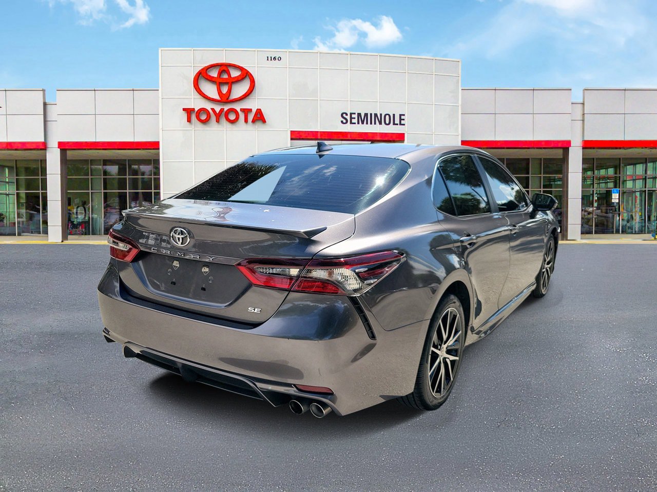 Used 2023 Toyota Camry SE FWD image 3