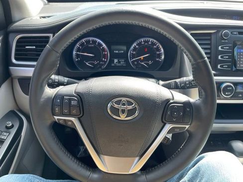 Used 2015 Toyota Highlander Plus FWD image 16
