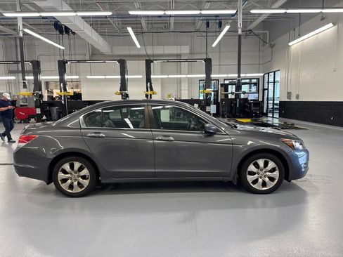 Used 2010 Honda Accord EX-L image 2