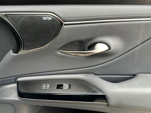 Used 2025 Lexus ES 300h w/ Accessory Package (Z2) FWD image 18