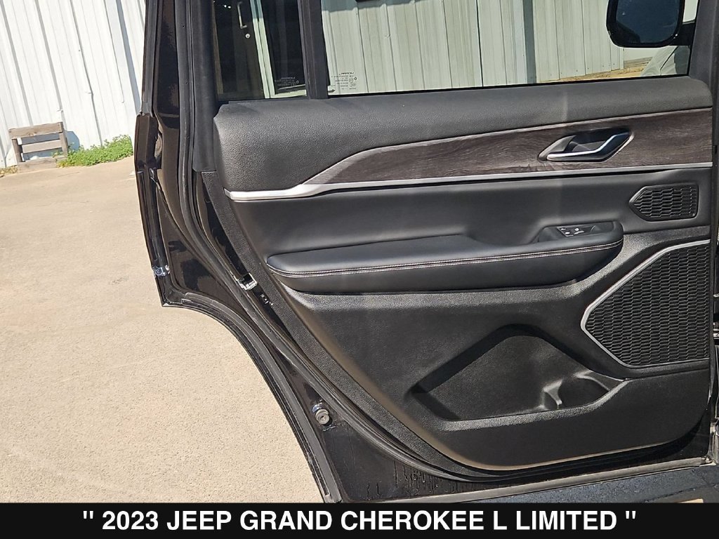 Used 2023 Jeep Grand Cherokee L Limited AWD/4WD image 19