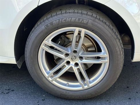 Used 2025 Porsche Macan image 9