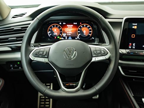 Used 2025 Volkswagen Atlas Peak Edition SE AWD/4WD image 40