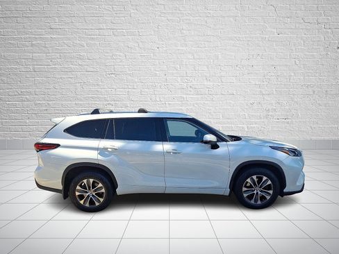 Used 2021 Toyota Highlander XLE AWD/4WD image 7