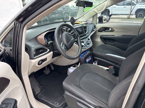 Used 2018 Chrysler Pacifica L FWD image 5