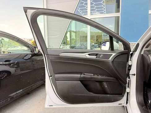 Used 2020 Ford Fusion SE FWD image 12