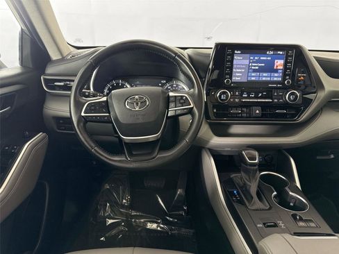 Used 2022 Toyota Highlander XLE FWD image 28