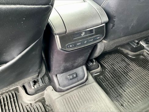 Used 2021 Toyota Highlander XLE AWD/4WD image 27