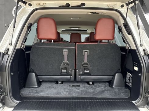 Used 2019 Lexus LX 570 4WD w/ Luxury Package image 23
