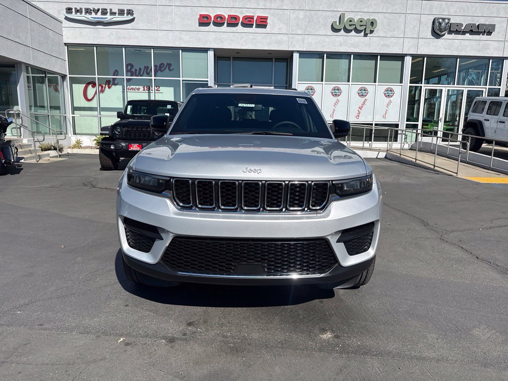 Certified 2024 Jeep Grand Cherokee Laredo RWD image 2
