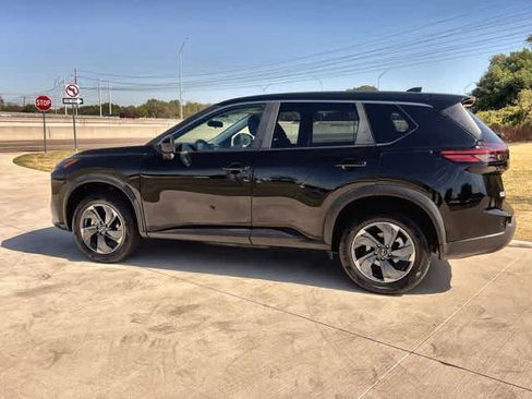 Used 2025 Nissan Rogue SV AWD/4WD image 4