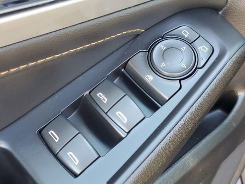Used 2021 Chevrolet Traverse LT FWD image 28