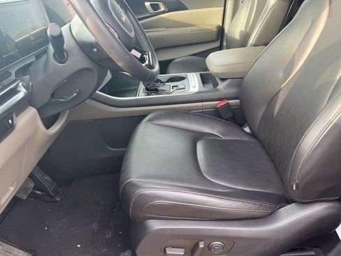 Used 2025 Kia Carnival image 11