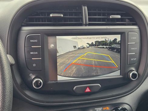 Used 2025 Kia Soul LX w/ LX Technology Package FWD image 23