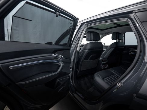 Used 2024 Audi Q8 e-tron Prestige image 18