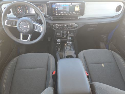 Used 2025 Jeep Wrangler Unlimited Sahara AWD/4WD image 27