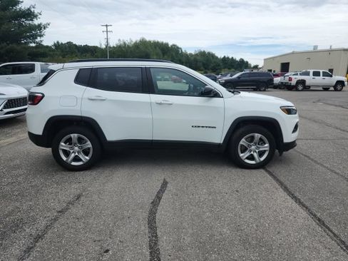 Used 2024 Jeep Compass Latitude w/ Altitude Special Edition AWD/4WD image 2
