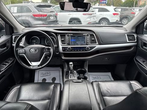 Used 2019 Toyota Highlander XLE AWD/4WD image 17