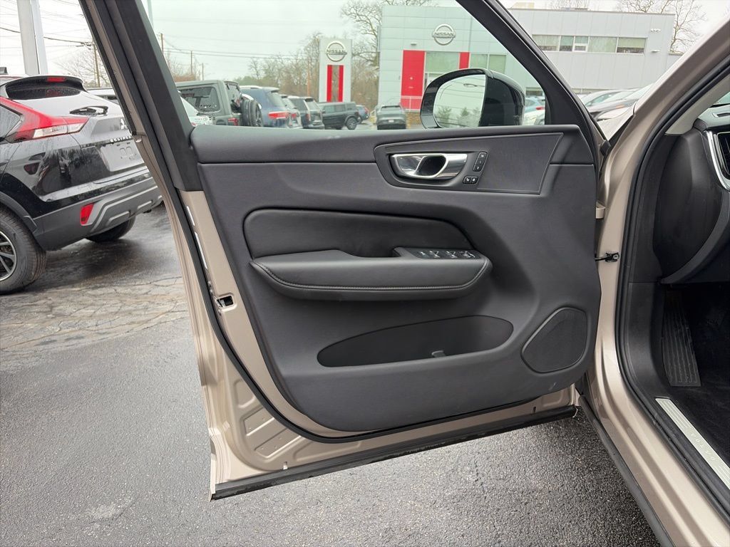 Used 2025 Volvo XC60 B5 Plus AWD/4WD image 13