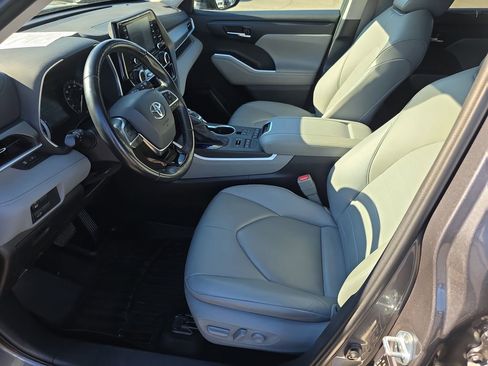 Used 2021 Toyota Highlander XLE image 8