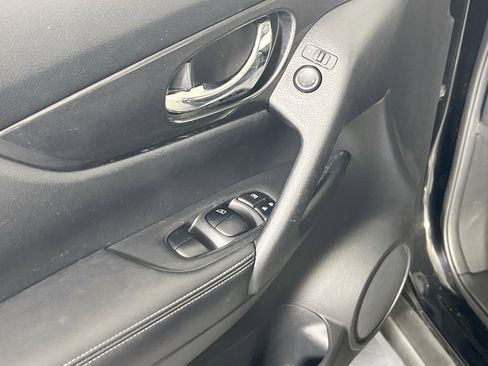 Used 2019 Nissan Rogue SV image 17