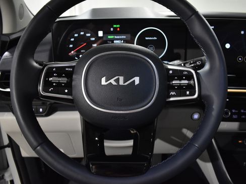 Used 2025 Kia Carnival SX Prestige image 16