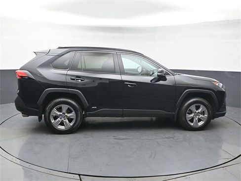 Used 2022 Toyota RAV4 LE image 6