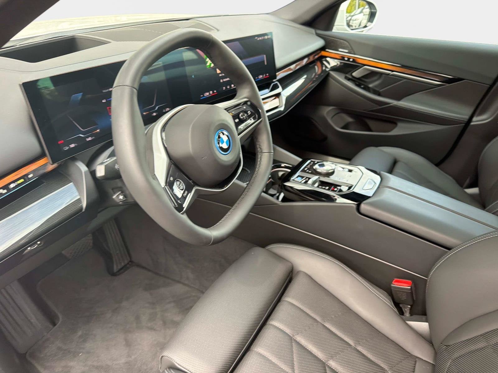 Used 2026 BMW i5 eDrive40 w/ Premium Package RWD image 21