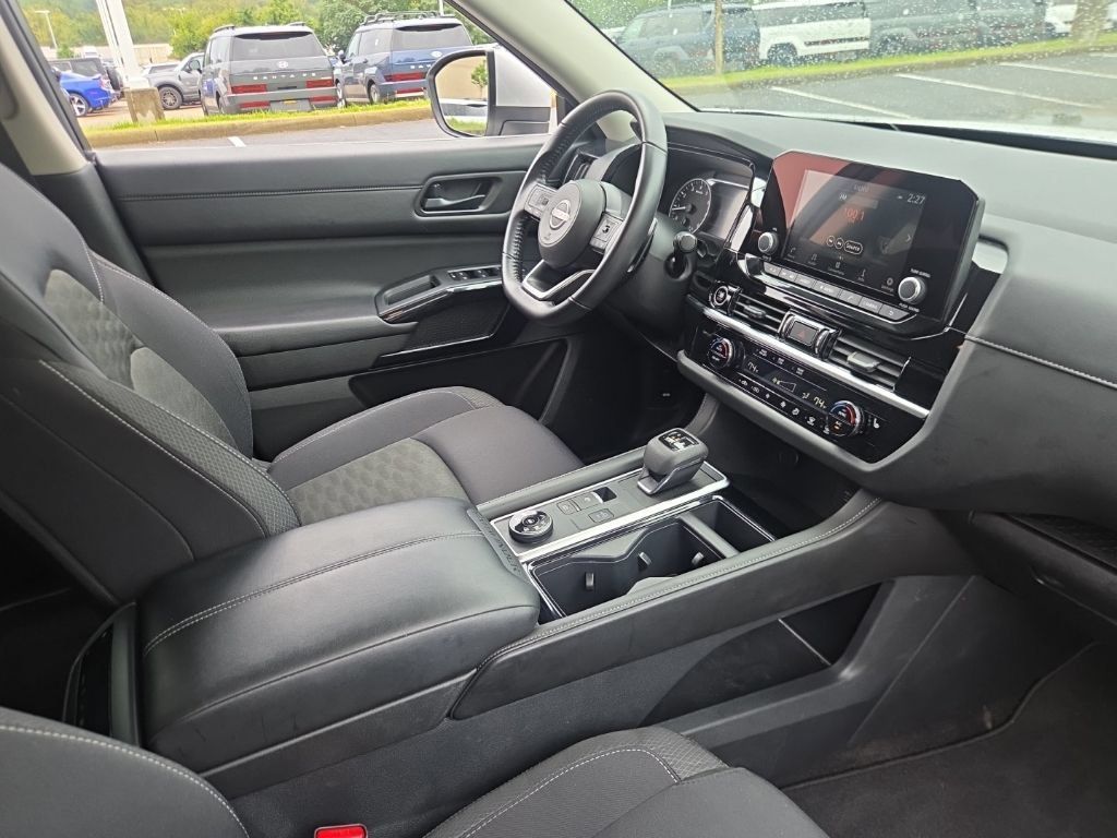 Used 2024 Nissan Pathfinder SV AWD/4WD image 16