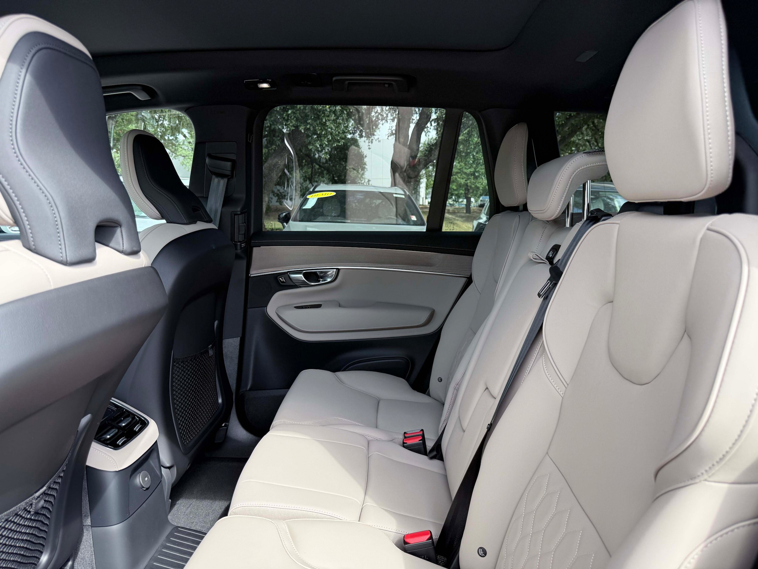 New 2026 Volvo XC90 T8 Plus w/ Protection Package Premier AWD/4WD image 15