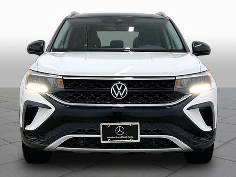 Used 2023 Volkswagen Taos SE w/ Panoramic Sunroof Package FWD image 4