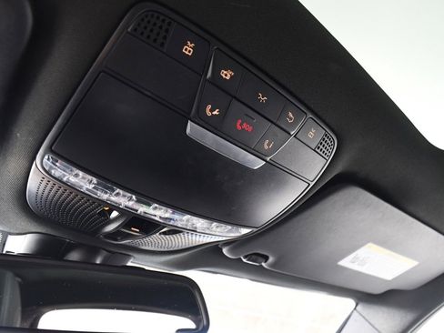 Used 2018 Mercedes-Benz GLC 300 4MATIC image 32