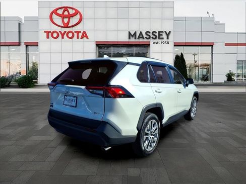 Used 2022 Toyota RAV4 XLE Premium image 4