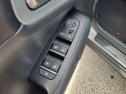 Used 2025 Kia Soul LX w/ LX Technology Package FWD image 13