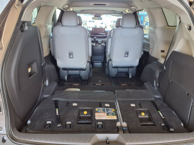Used 2022 Toyota Sienna XLE AWD/4WD image 12