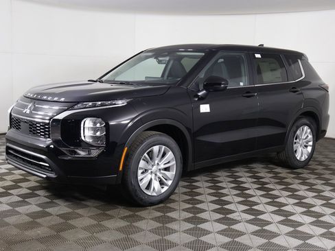 New 2026 Mitsubishi Outlander ES image 8