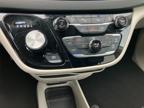 Used 2024 Chrysler Pacifica Touring-L image 7