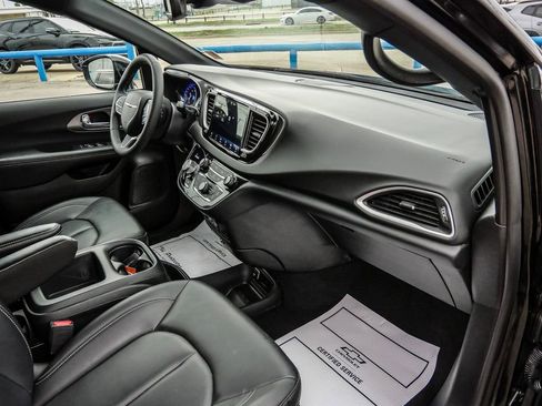 Used 2025 Chrysler Pacifica Select image 16